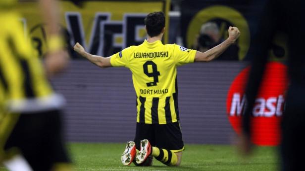 Borussia Dortmund&#039;s Robert Lewandowski celebrates after scoring a goal against Malaga during their Champions League quarter-final second leg soccer match, in the western German city of Dortmund April 9, 2013. REUTERS/Wolfgang Rattay (GERMANY - Tags: SPORT SOCCER)