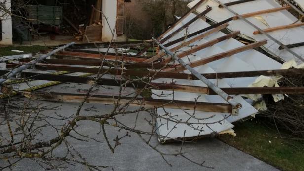 Ein beschädigtes Gebäude mit Trümmern liegt auf einer Straße.