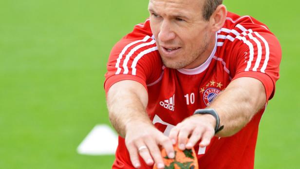 Arjen Robben dehnt sich auf dem Trainingsplatz.