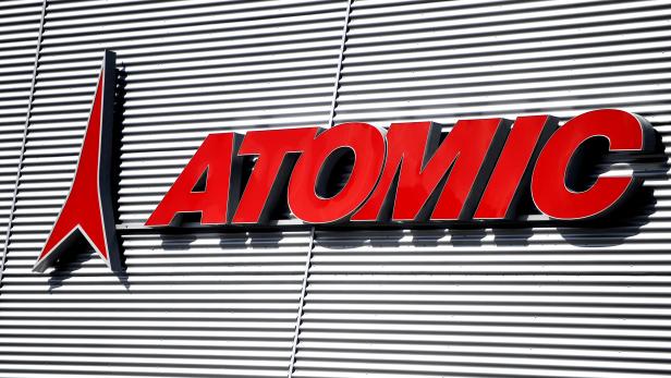 Das rote „Atomic“-Logo an einer Wand mit horizontalen Linien.