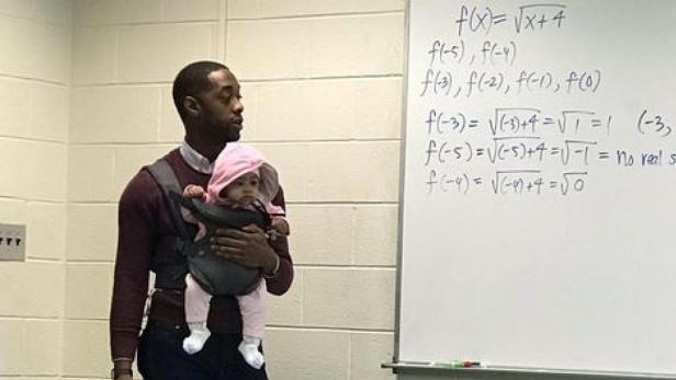 Professor passt im Unterricht auf fremdes Baby auf