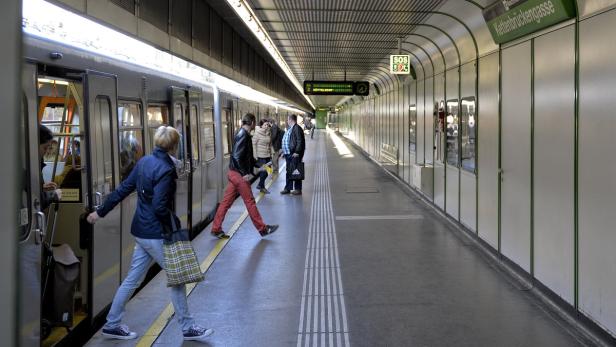 Speziell im Gedränge schlagen die Kriminellen besonders gerne zu. FOTO: APA/HERBERT NEUBAUER