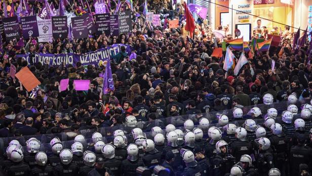 Istanbul: Polizei stoppt Marsch zum Frauentag mit Tränengas