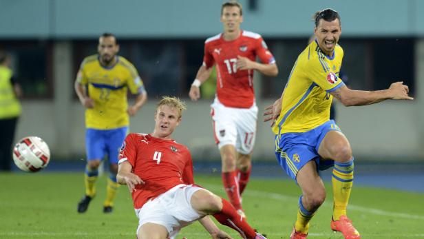Zlatan Ibrahimović im Duell mit einem österreichischen Spieler.