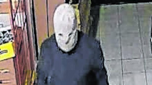 Der Täter trägt eine Maske mit Sehschlitzen