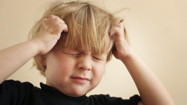 Wenn Kinder über Kopfweh klagen, wissen Eltern oft nicht, wie sie damit umgehen sollen.