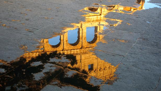 Spiegelung des Kolosseums in Rom.