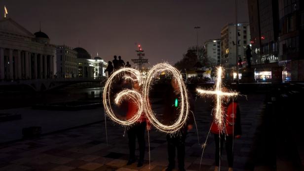 Eine Leuchtinstallation von Aktivisten während der &quot;Earth Hour&quot; auf dem Hauptplatz von Skopje am 24. März 2018.
