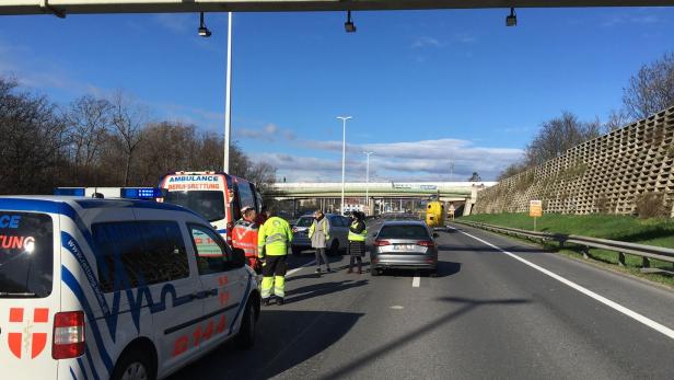 Unfall auf Südautobahn: Motorradlenker schwer verletzt