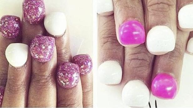 Nahaufnahme von Händen mit weißem, pinkem und glitzerndem Nagellack.