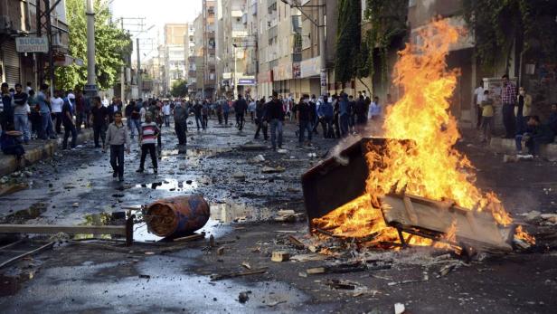 Brennende Barrikaden in Diyarbakir: Bei Zusammenstößen in der Südost-Türkei gab es bereits 24 Tote. Kurden machen ihrer Wut wegen des Nicht-Eingreifens der Türkei in der syrisch-kurdischen Stadt Kobane Luft.