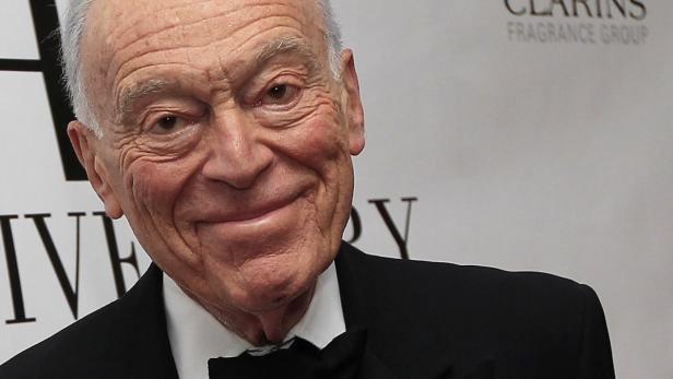 Leonard Lauder, chairman emeritus of Estee Lauder, poses on the red carpet during arrivals for The 40th Anniversary Fragrance Foundation FiFi Awards in New York, May 21, 2012. REUTERS/Shannon Stapleton (UNITED STATES - Tags: ENTERTAINMENT SOCIETY BUSINESS)