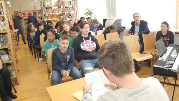 Jugendliche lesen aus Büchern des Autors robert Klement - der selbst im Publikum saß