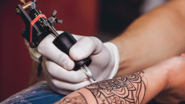 „Kann mir mein Arbeitgeber ein Tattoo verbieten?“