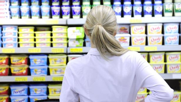 Konsumenten greifen verstärkt zu Butter, statt Margarine. Die hohen Preise haben das nicht geändert.