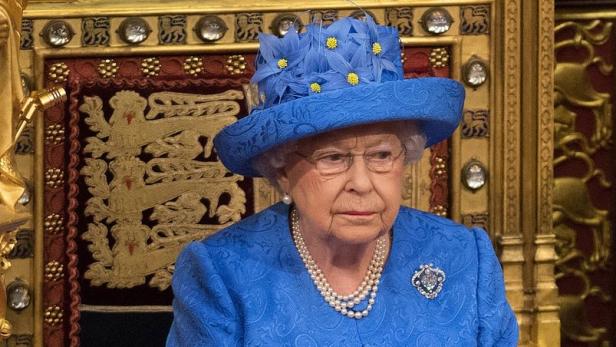 Ein Jahr nach der Brexit-Abstimmung hielt die Queen ihre Thronrede statt mit Krone aus „Termin-Engpässen“ mit einem Anti-Brexit-Hut