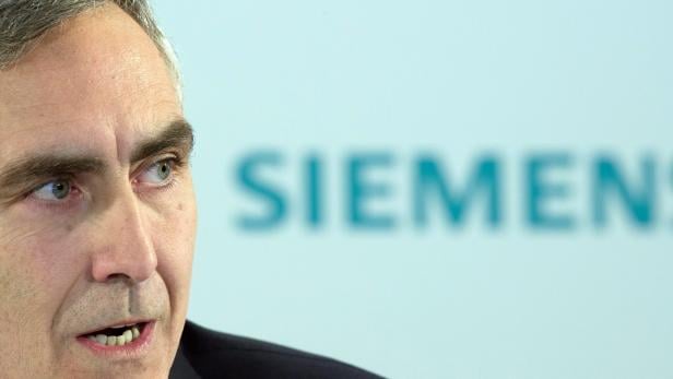 epa03551155 CEO of Siemens Peter Loescher talks during a press conference before the start of a shareholders&#039; meeting in Munich, Germany, 23 January 2013. EPA/Peter Kneffel