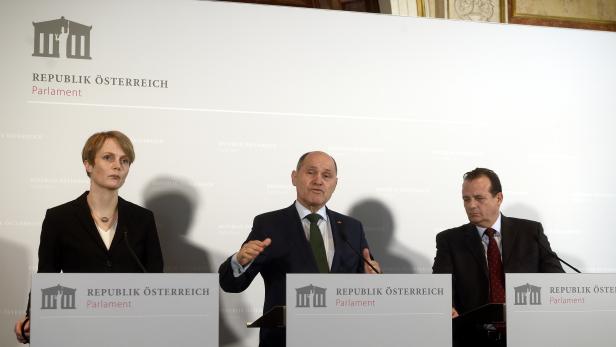 Eva Zeglovits (IFES), Nationalratspräsident Wolfgang Sobotka (ÖVP) und Thomas Stern (Braintrust) während der Pressekonferenz zum Thema "Antisemitismusstudie"