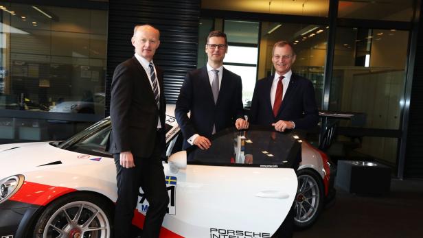 Generaldirektor Gasselsberger, Joachim Lamla, Geschäftsführer von Porsche Leipzig, und Landeshauptmann Stelzer