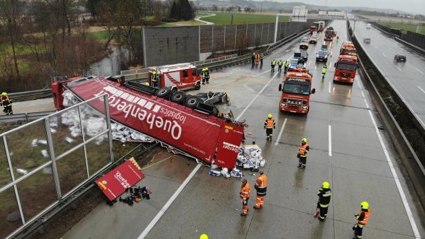 Auffahrunfall zweier Lkw: Massiver Stau auf der Westautobahn