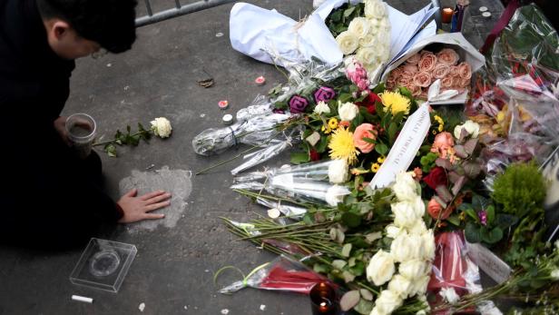 Ein Mann trauert vor dem Konzertort Bataclan, bei dem im November 2015, 130 Menschen getötet wurden.