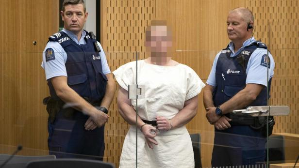 Der angeklagte Christchurch-Attentäter zeigt den rechtsextremen &quot;White Power&quot;-Gruß im Gerichtssaal.
