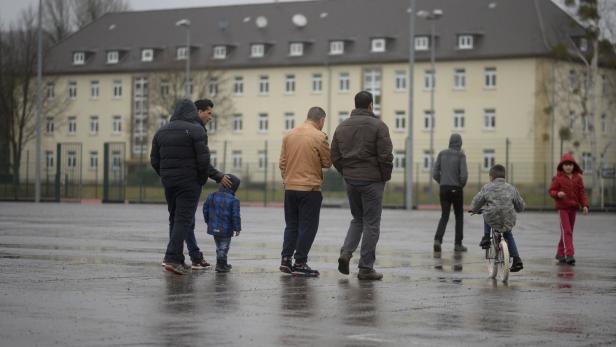 Migranten und ihre Kinder in einem Flüchtlingslage in Hameln (Niedersachsen).