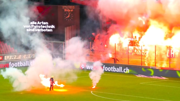 Spielfeld und Tribüne in Flammen: Matchabbruch in der Schweiz