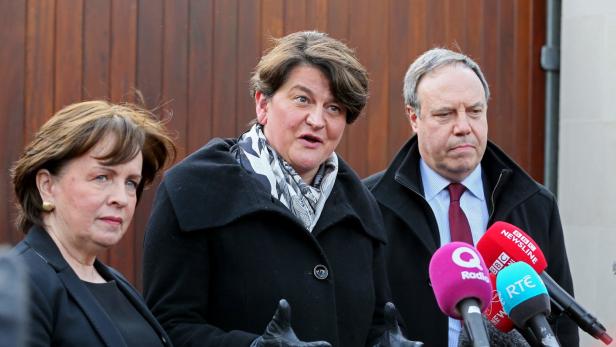 Parteichefin Arlene Foster (Mitte) und ihr Stellvertreter Nigel Dodds