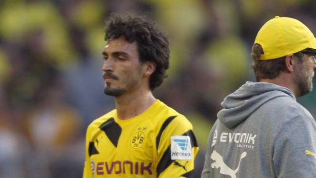 In der Bundesliga läuft es für Mats Hummels (li.) und Borussia Dortmund momentan nicht nach Wunsch. Trotzdem lässt der 25-jährige Innenverteidiger gerade jetzt durch einen Treueschwur zum BVB aufhorchen. Die Möglichkeit zur sportlichen Trendwende gibt es am Samstag gegen die Stöger-Elf vom 1. FC Köln.