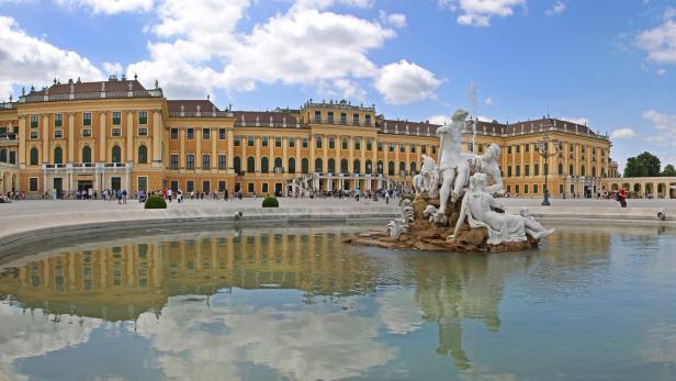 Attraktionen, wie das Schloss Schönbrunn, lockten wieder zahlreiche Touristen aus aller Welt nach Wien.