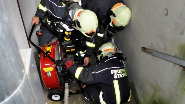 Einsatzkräfte der Feuerwehr, nachdem der Rauchfangkehrer die hohe Gaskonzentration festgestellt hat.