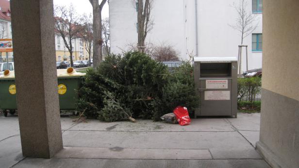 Good bye, Christmas! Das Ende der Weihnachtszeit zwischen Plastik- und Kleidercontainer