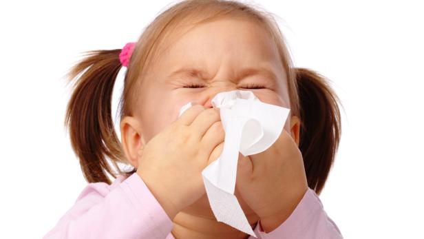 Hatschi! Erste Symptome für eine Sommergrippe sind ein kratzender Hals, eine Schnupfnase und Kopfschmerzen