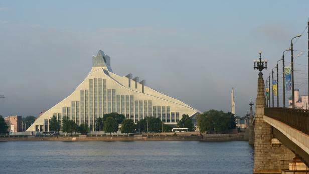 Neuer Akzent in der Prachtkulisse der alten Hansestadt Riga: das markante „Gaismas pils“ („Lichtschloss“) – der gigantische Neubau der Nationalbibliothek aus Glas und Aluminium am linken Daugava-Ufer