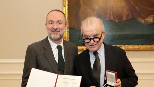 Eine seiner letzten Amtshandlungen als Kulturminister: Mitte Dezember 2017 überreichte Thomas Drozda (SPÖ) Rudi Klausnitzer das Österreichische Ehrenkreuz für Wissenschaft und Kunst 1. Klasse.