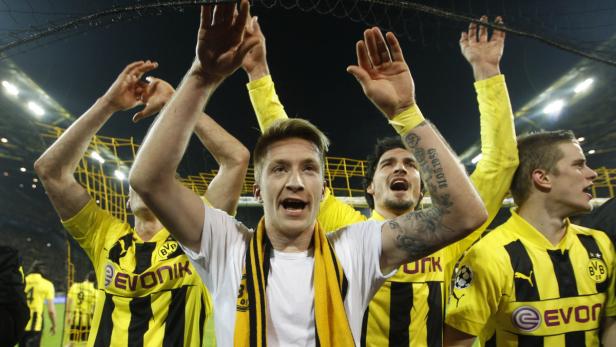 Borussia Dortmund&#039;s Marco Reus (C) and team mates celebrate after defeating Malaga to win the Champions League quarter-final second leg soccer match, in the western German city of Dortmund April 9, 2013. REUTERS/Ina Fassbender (GERMANY - Tags: SPORT SOCCER)
