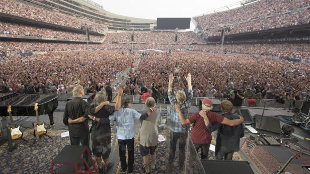 Grateful Dead am 5. Juli bei einer der Abschiedsshows in Chicago (von links): Bruce Hornsby, Jeff Chimenti, Mickey Hart, Bob Weir, Phil Lesh, Bill Kreutzmann, Trey Anastasio