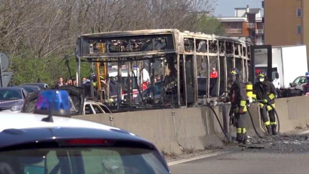 Der angezündete Schulbus nahe Mailand.