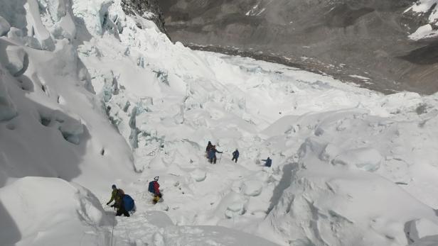 Viele Bergsteiger scheitern am höchsten Berg der Welt.