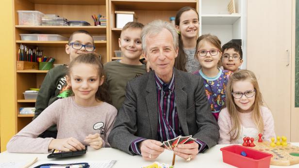 Erich Heliczer unterstützt Volksschüler in einem Wiener Hort. Das bereichert den 70-Jährigen – und die Kinder ebenso.