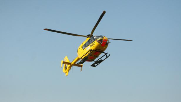 Unfalllenker wurde vom Notarzthubschrauber in die Klinik Innsbruck geflogen.
