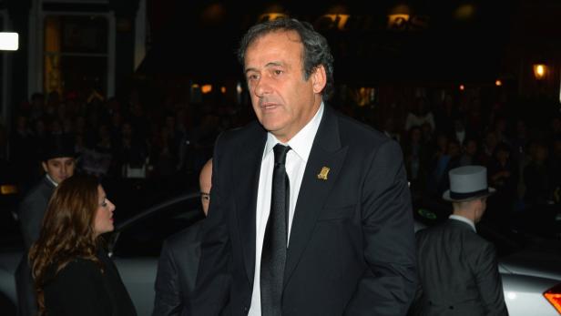 Michel Platini bei einer Veranstaltung mit vielen Zuschauern im Hintergrund.