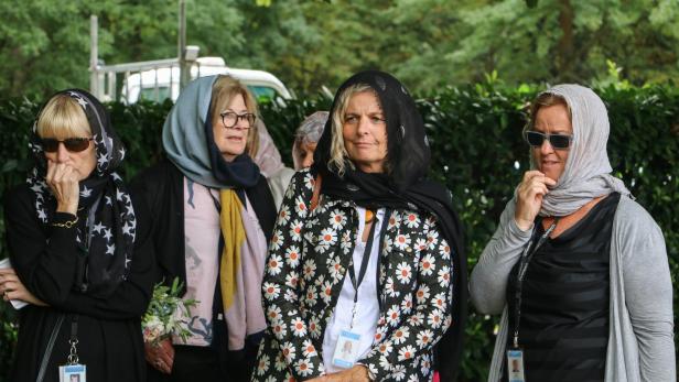 Viele Neuseeländerinnen legten bei der Gedenkfeier für 50 muslimische Opfer eines rechtsextremen Terroristen ein Kopftuch an.