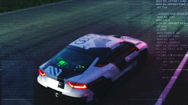 Ein weißer Audi mit Streifen fährt auf einer Rennstrecke, überlagert von Computercode.