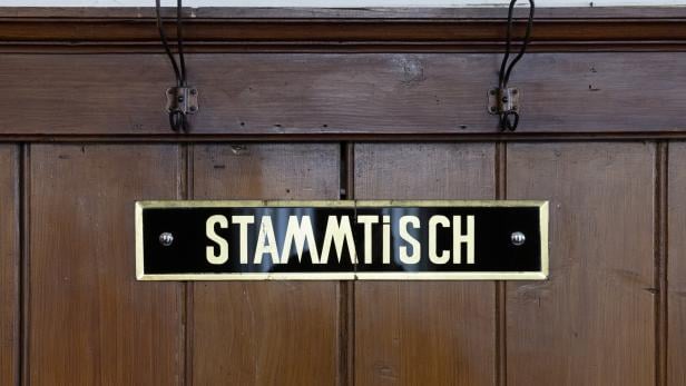 Schild mit der Aufschrift "Stammtisch"