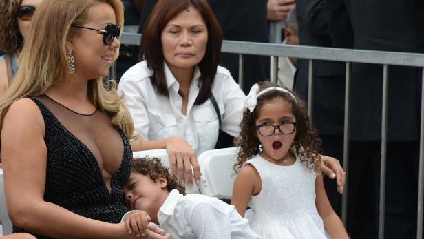 Mariah Carey mit ihren Kindern bei einer öffentlichen Veranstaltung.