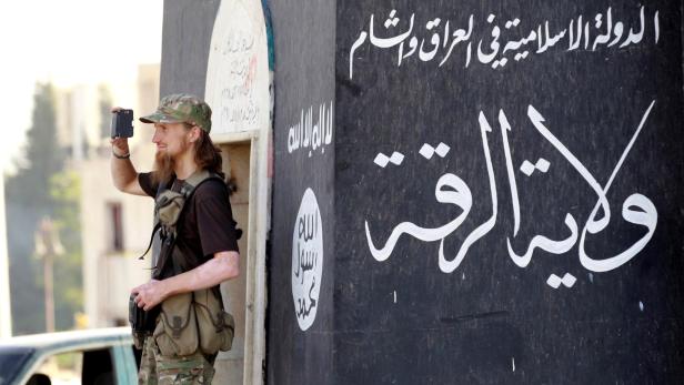 IS-Kämpfer in den Straßen von Raqqa (Archivbild)
