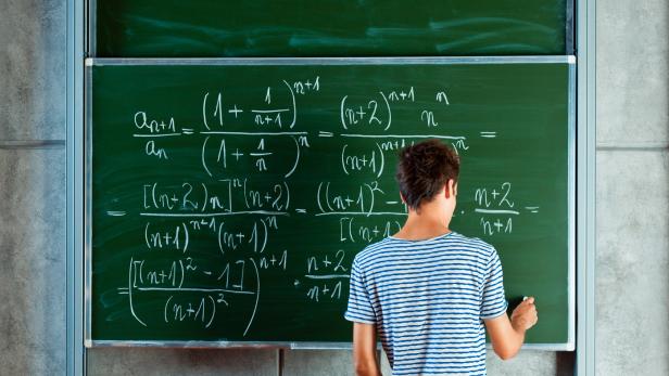 Die Mathe-Matura soll ab heuer für weniger Schüler ein Stolperstein werden.
