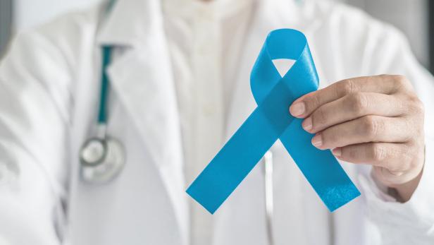 Blaue Schleife als Symbol für Prostatakrebs: Überlebenschancen haben sich deutlich verbessert.